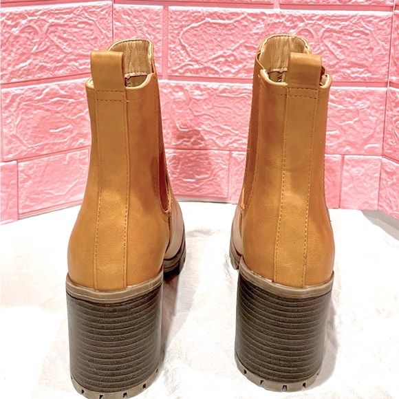 🛍️ZBY Women's light brown Ankle slip on Boots Lug Sole Size 6 BRAND NEW - Picture 6 of 7